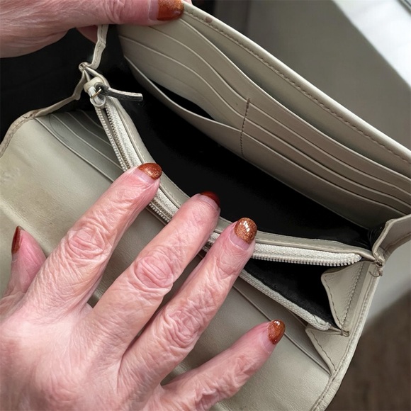 Gucci Vintage long snap closure wallet. Callouts some rubbing on the sides - Picture 6 of 9